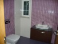 WC Lilás; Móvel em Wangué suspenso - Vivenda no Semanito - Quintinha